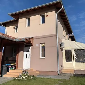 Apartment Airport Road/repter Koezeli Haz Privat Parkoloval, Budapest